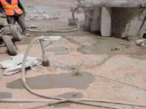 云安水泥混凝土路面板底注浆技术 路面脱空注浆整治方案