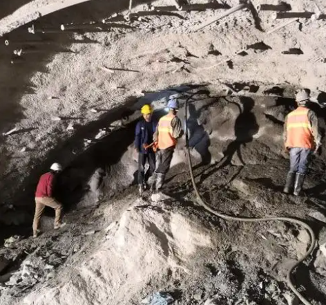 云安拱顶带模注浆料的施工流程及注意事项